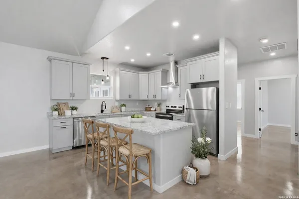 $379,000 | 157 Sylas Hayes Loop, Pleasanton, TX 78064