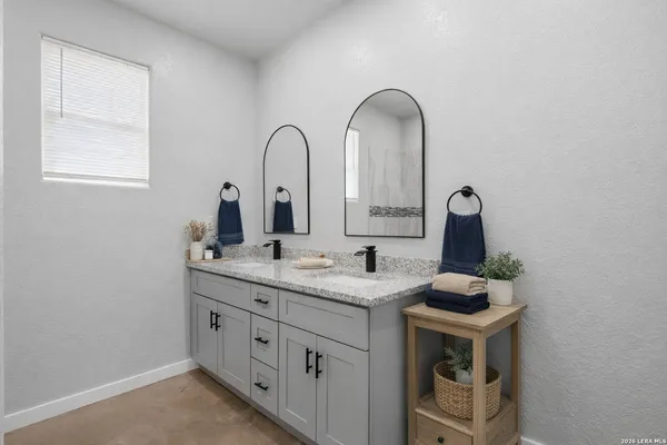 $379,000 | 157 Sylas Hayes Loop, Pleasanton, TX 78064