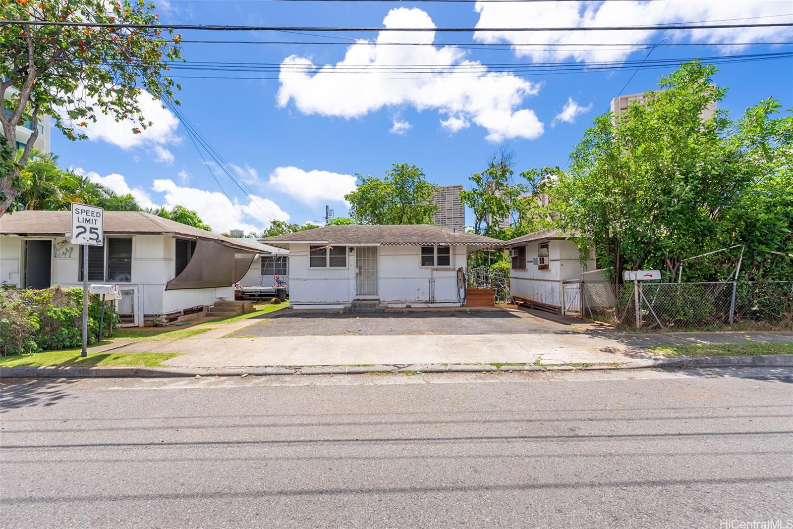 735 Isenberg Street Honolulu, HI 96826 - Photo 7 of 17 a view of a house with a street