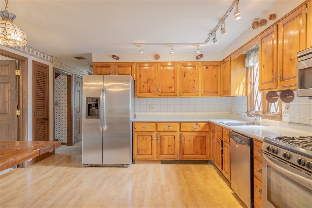 10 Brookside Road Mansfield, MA 02048 - Photo 8 of 40