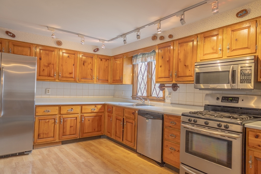 10 Brookside Road Mansfield, MA 02048 - Photo 9 of 40