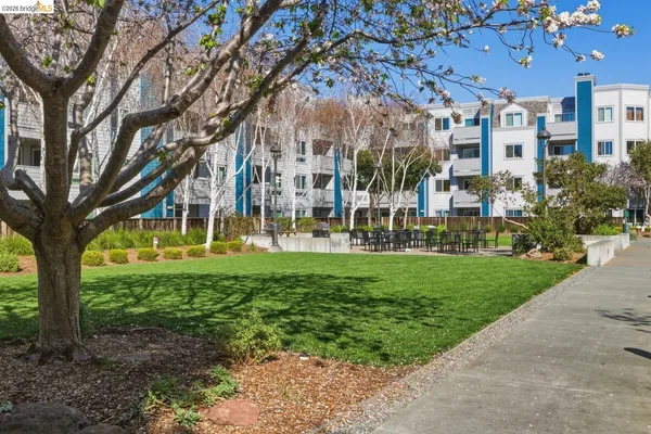 $350,000 | 6400 Christie Avenue, Unit 4120, Emeryville, CA 94608