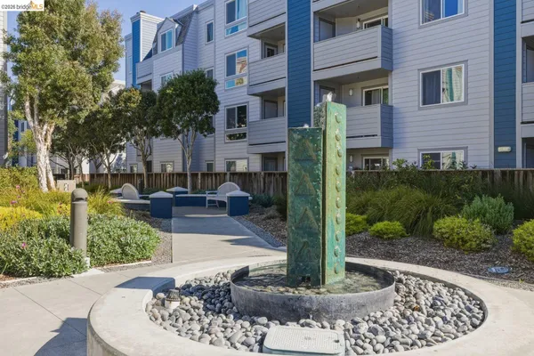$350,000 | 6400 Christie Avenue, Unit 4120, Emeryville, CA 94608