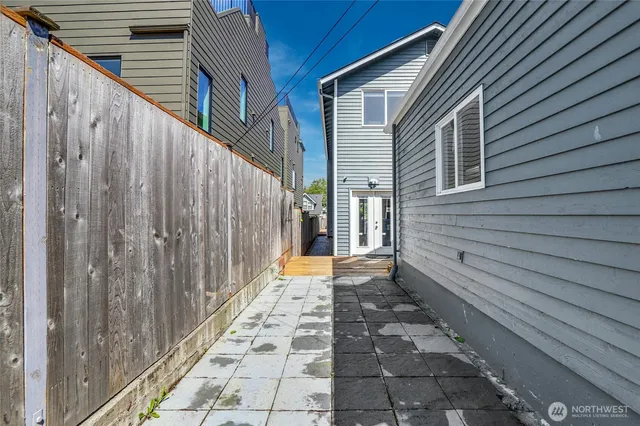a view of a pathway with a house