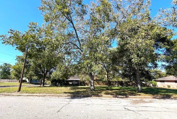 a view of a yard with yellow house