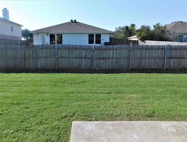 a view of a back yard