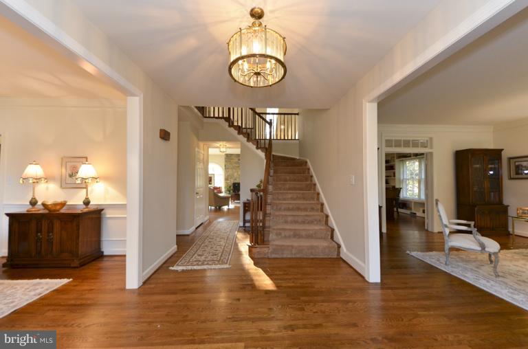 2009 Spring Branch Drive Vienna, VA 22181 - Photo 4 of 30 Foyer