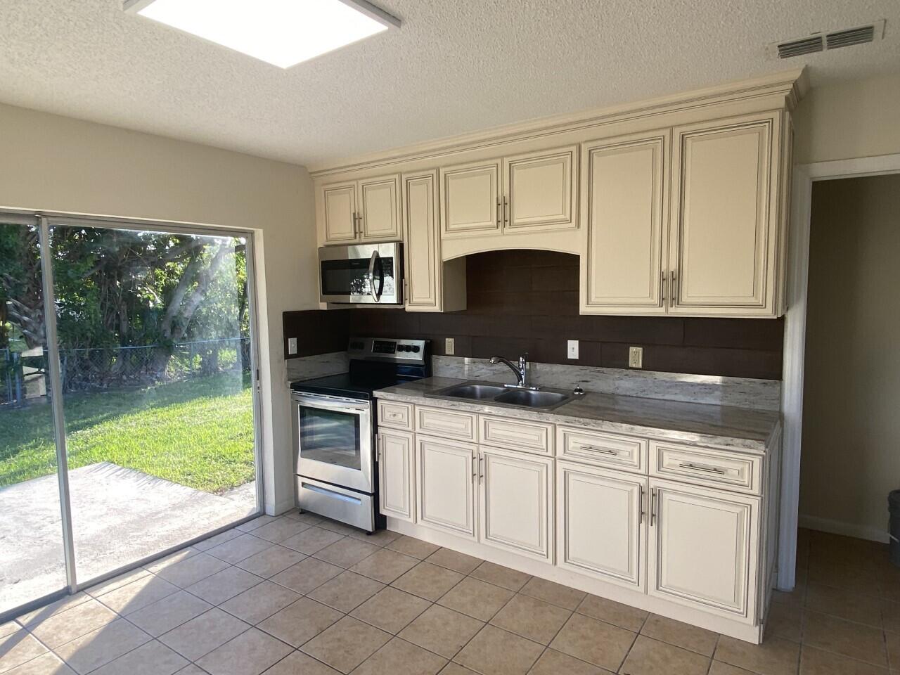 1001 West 7th Street Riviera Beach, FL 33404 - Photo 5 of 7 W7-4