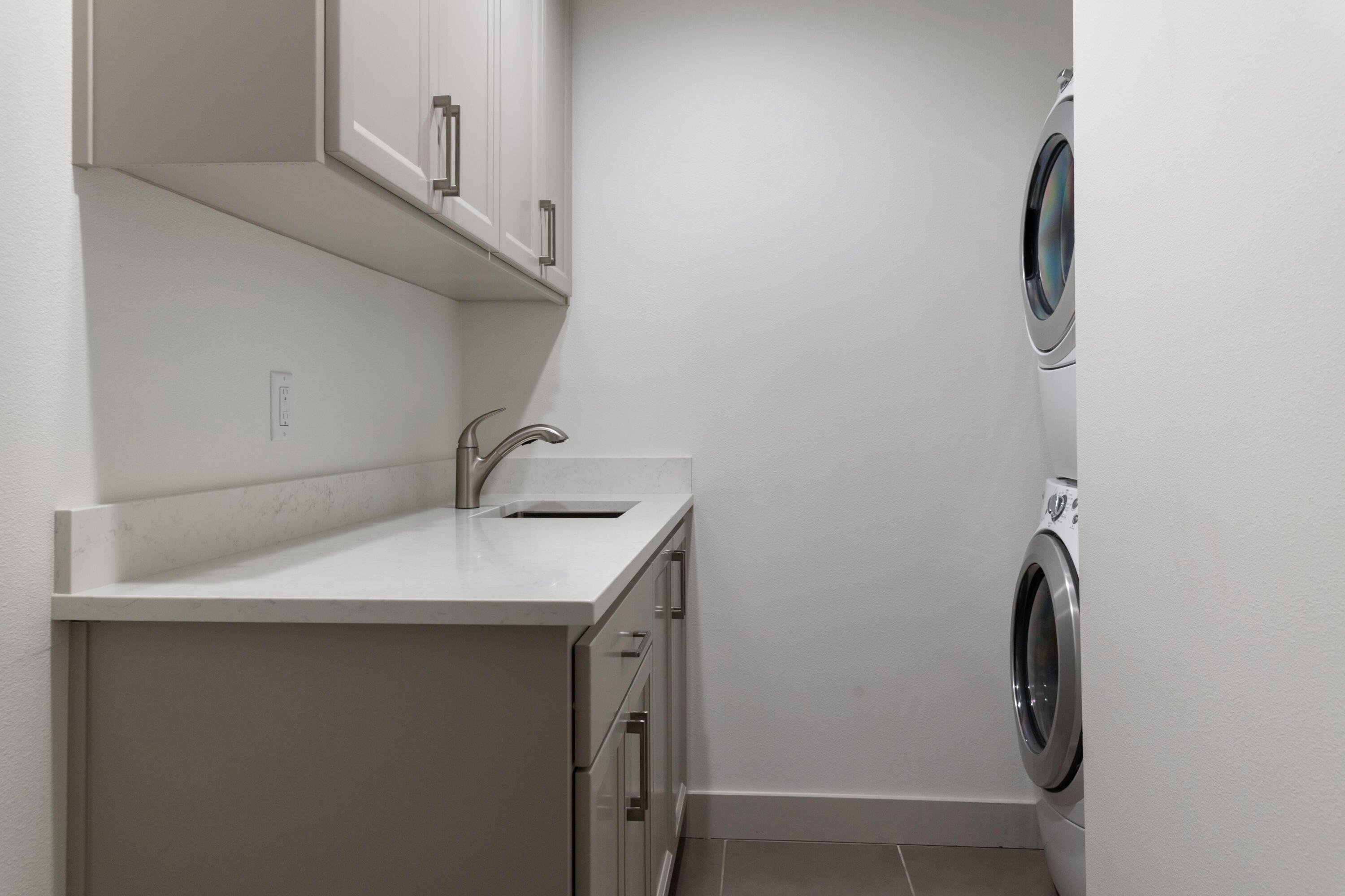 680 Southwest Otter Way Bend, OR 97702 - Photo 7 of 48 a utility room with dryer and washer