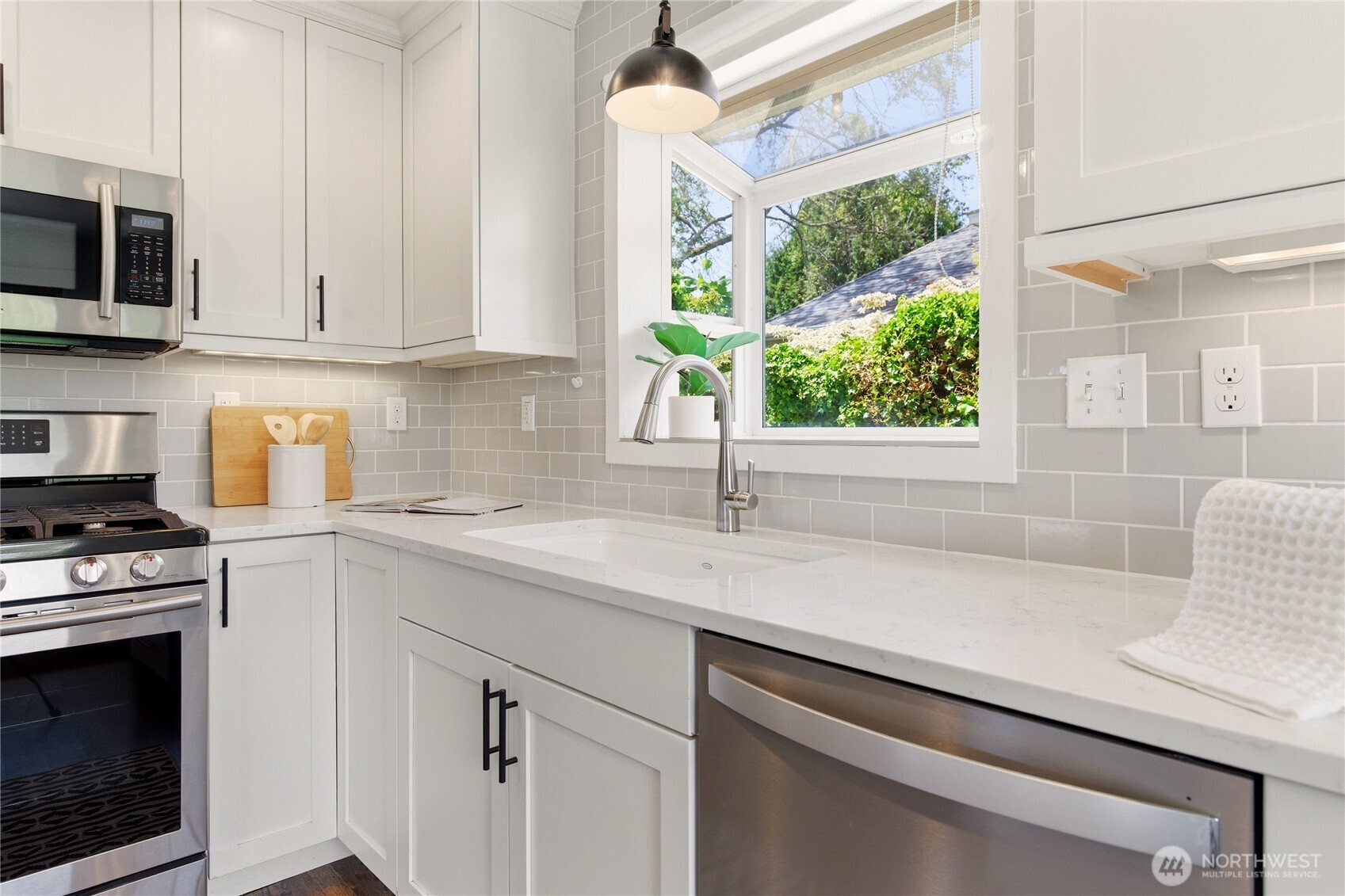 6825 Linden Avenue North Seattle, WA 98103 - Photo 12 of 40