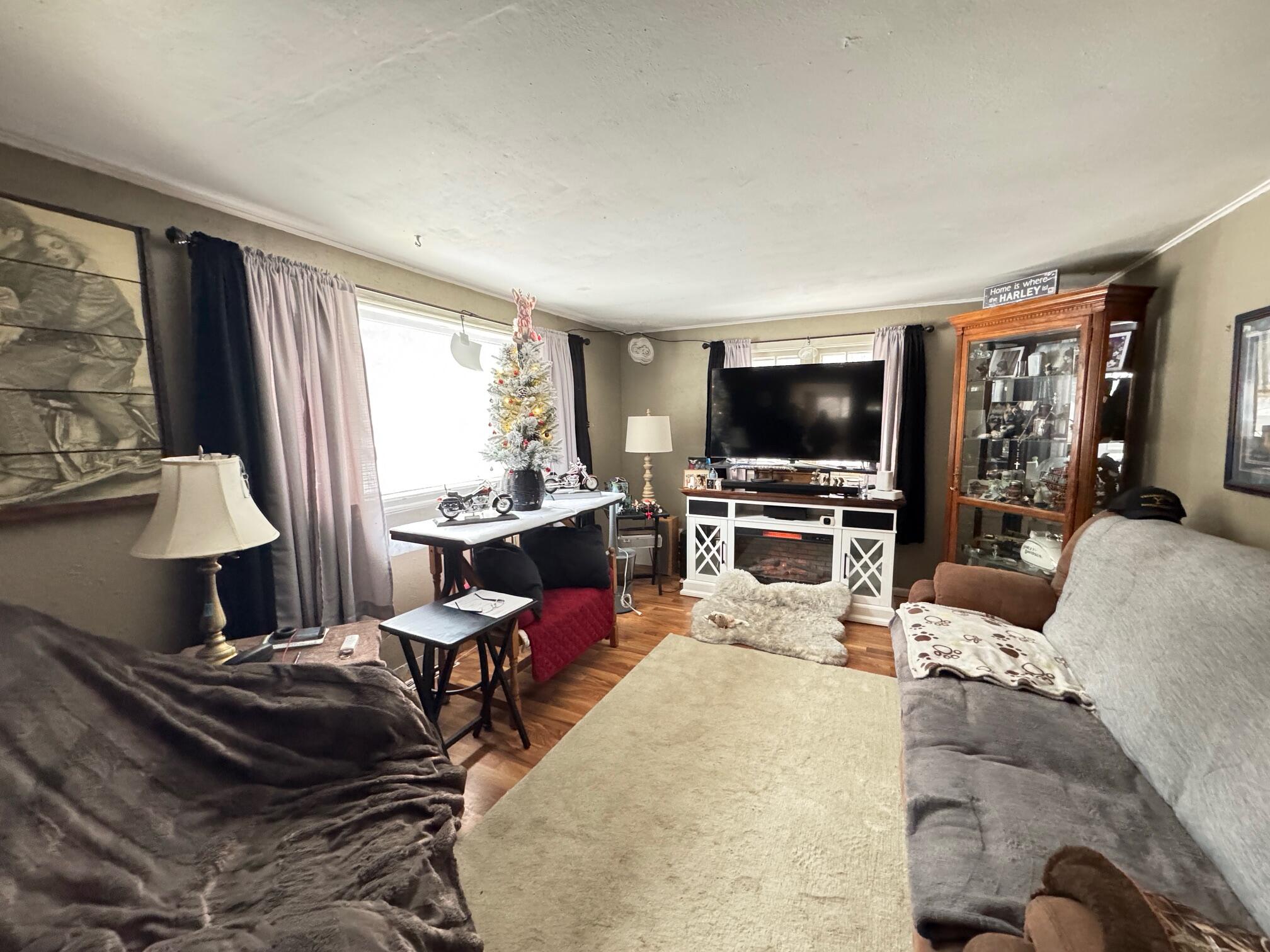 N44W28076 Capitol Drive Delafield, WI 53072 - Photo 4 of 18 Great room