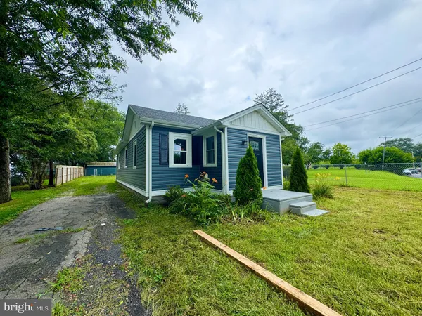 a view of a house with backyard and porch