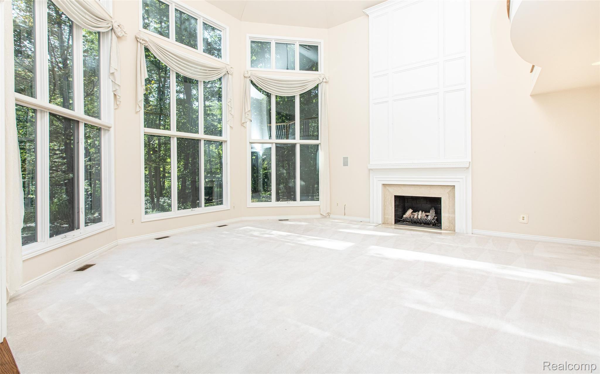 5590 Carrollton Court Rochester, MI 48306 - Photo 13 of 51 11 - Great Room Off Kitchen.jpg