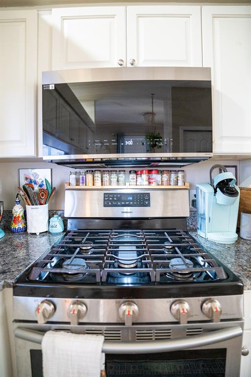6207 Kiteridge Drive Lithia, FL 33547 - Photo 12 of 39 a stove top oven sitting inside of a kitchen