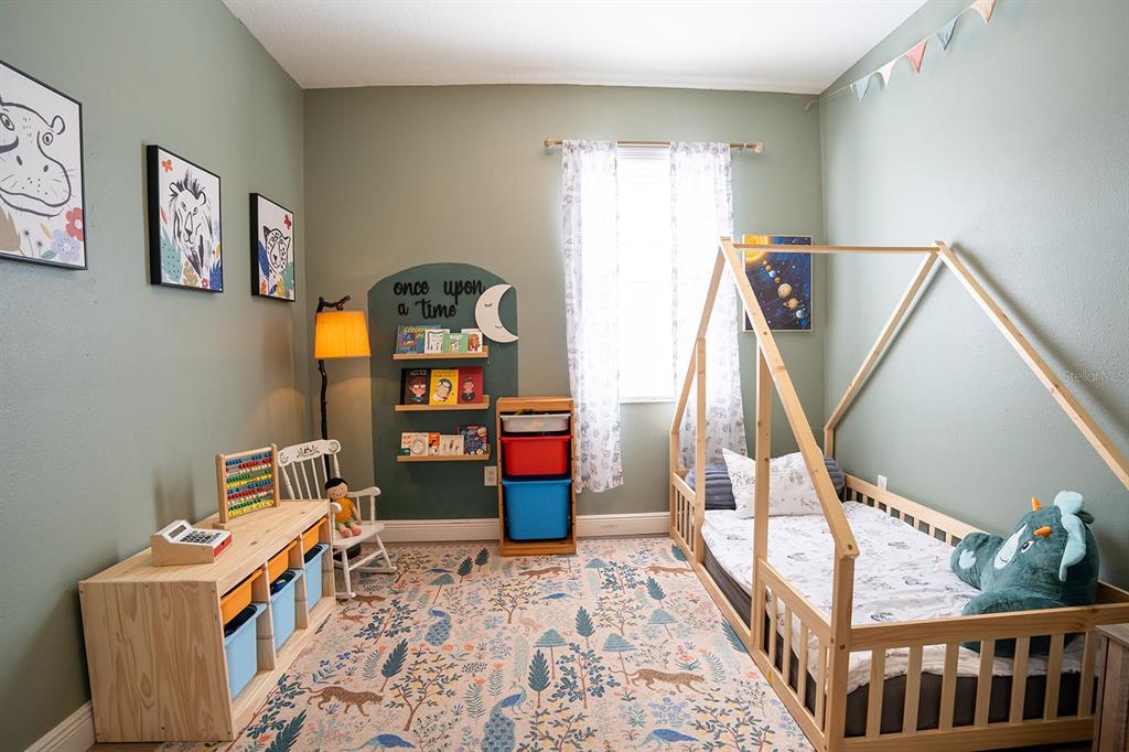 6207 Kiteridge Drive Lithia, FL 33547 - Photo 28 of 39 a bedroom with bed and wooden floor