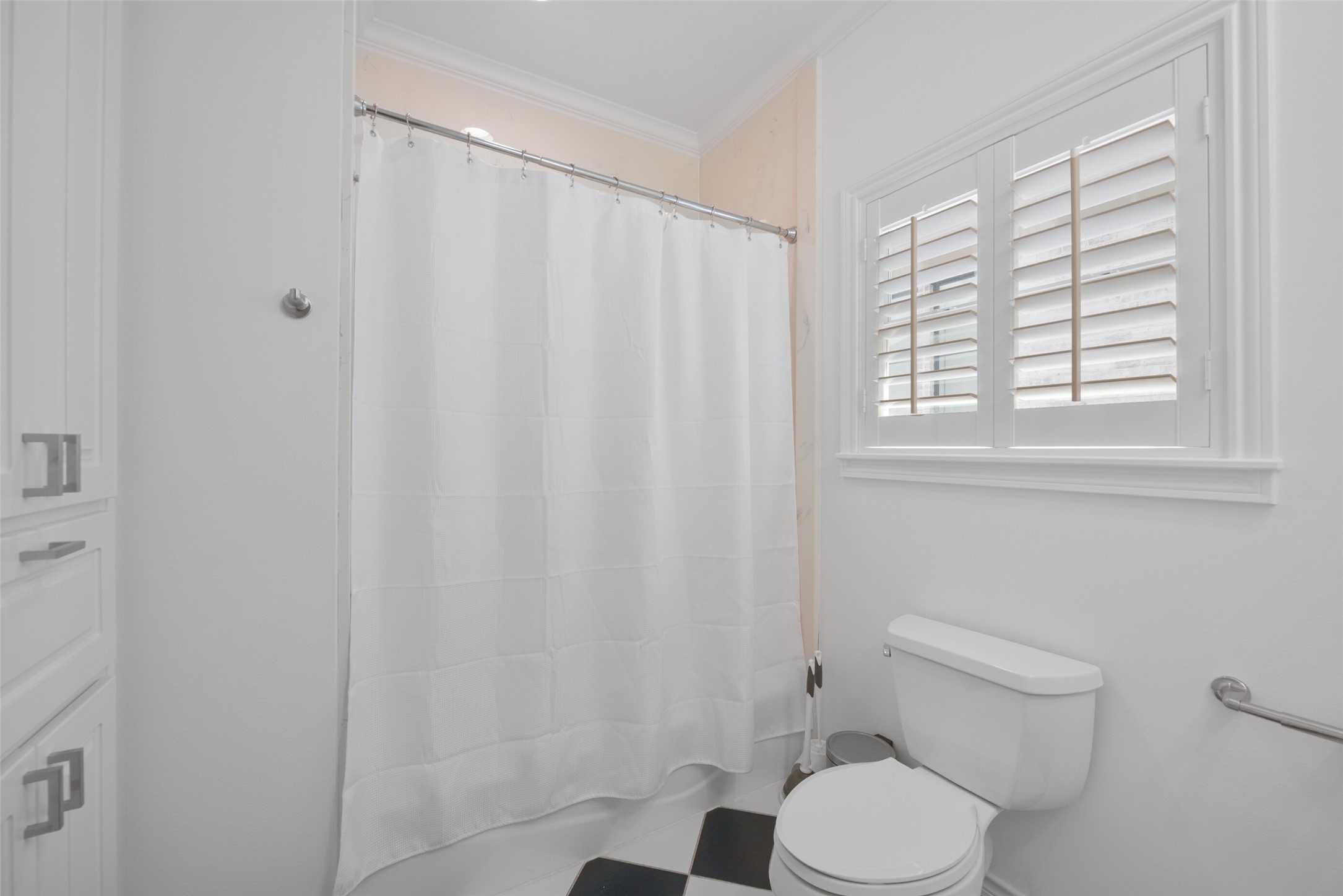 3724 Wroxton Road Houston, TX 77005 - Photo 23 of 40 Private en suite to kid's bedroom.