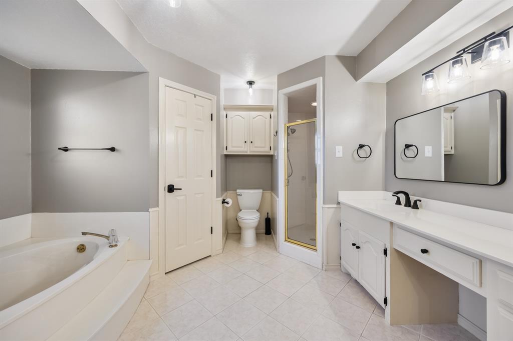 3002 Preston Court Rockwall, TX 75087 - Photo 19 of 39 a bathroom with a tub sink and mirror