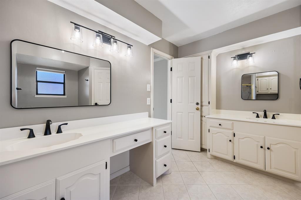 3002 Preston Court Rockwall, TX 75087 - Photo 20 of 39 a bathroom with a double vanity sink mirror and bathtub