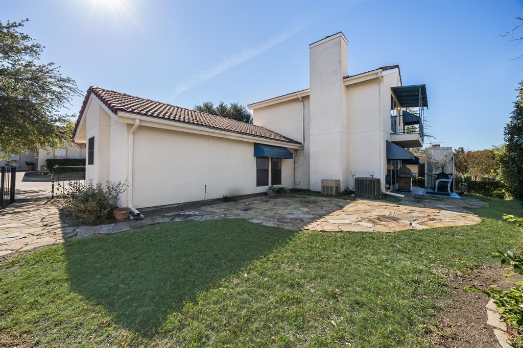 3002 Preston Court Rockwall, TX 75087 - Photo 28 of 39 a backyard of a house with lots of green space