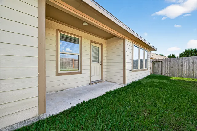 a view of a house with a backyard