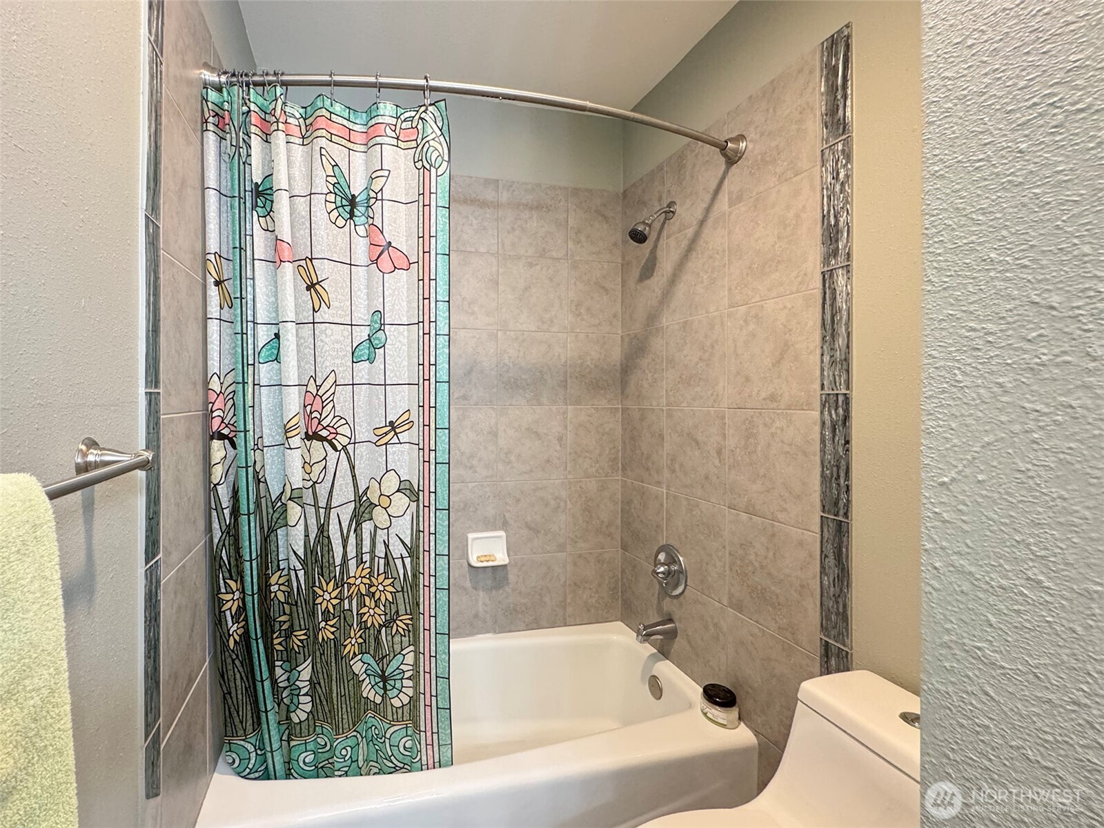 866 Jamestown Road Sequim, WA 98382 - Photo 27 of 40 a bathroom with a bathtub and shower