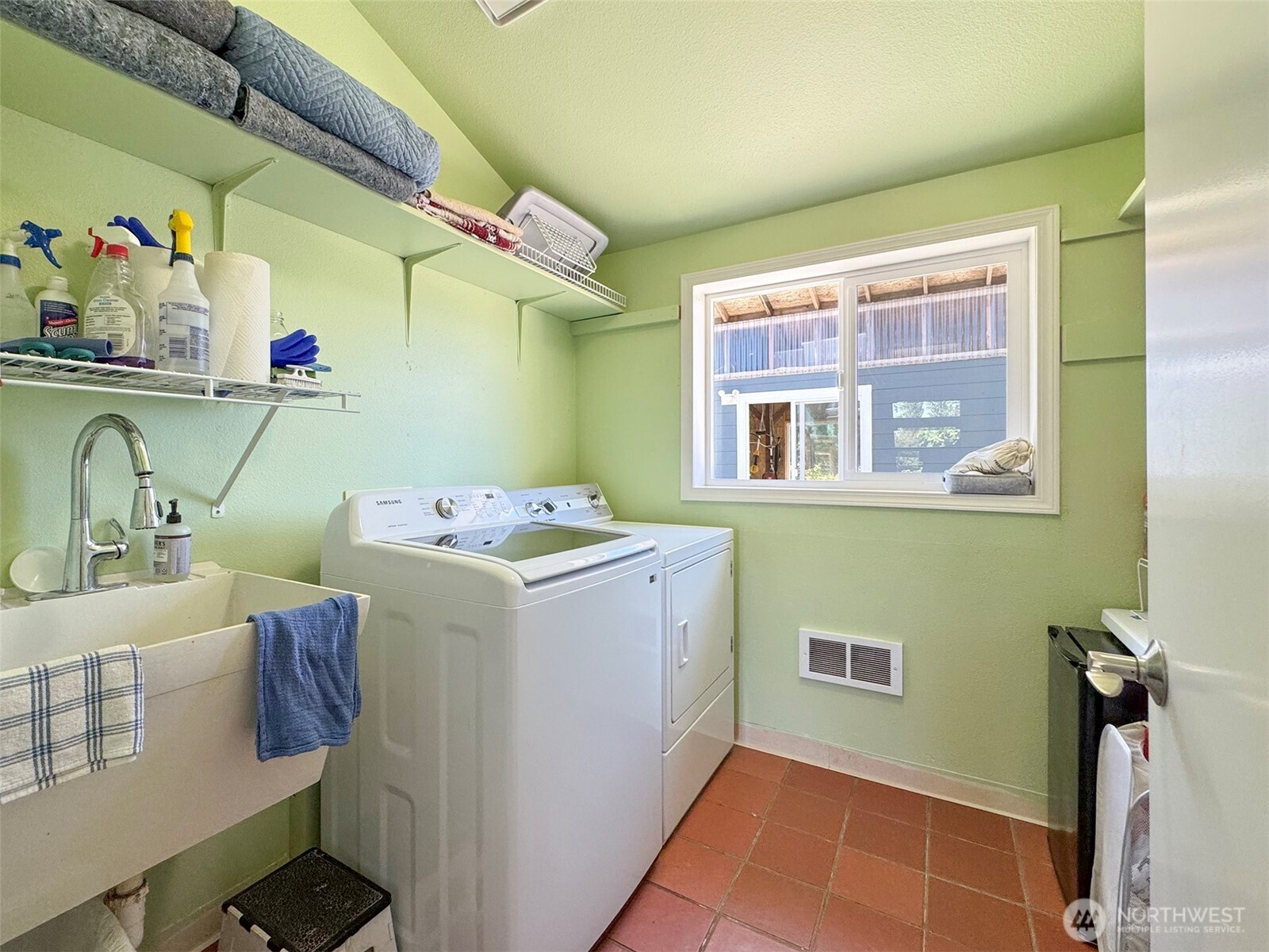 866 Jamestown Road Sequim, WA 98382 - Photo 28 of 40 a utility room with a washer and dryer