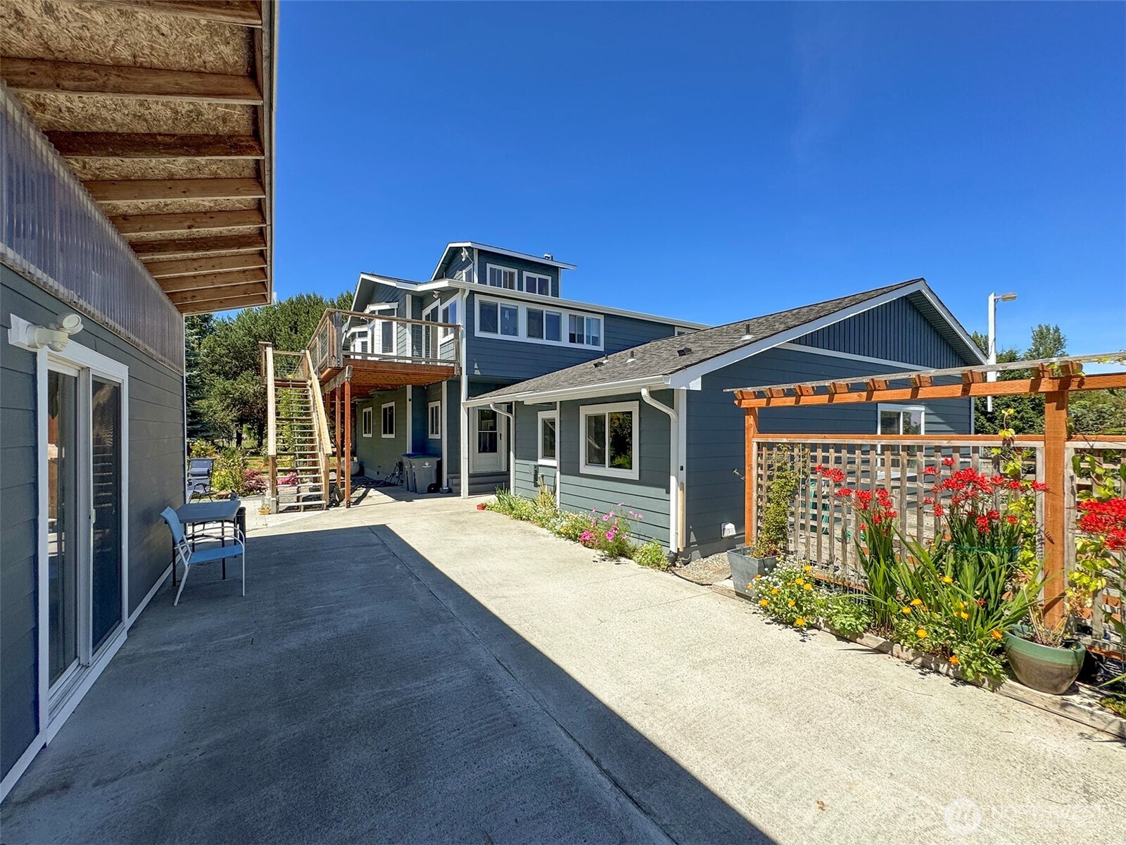 866 Jamestown Road Sequim, WA 98382 - Photo 30 of 40 a front view of a house with garden