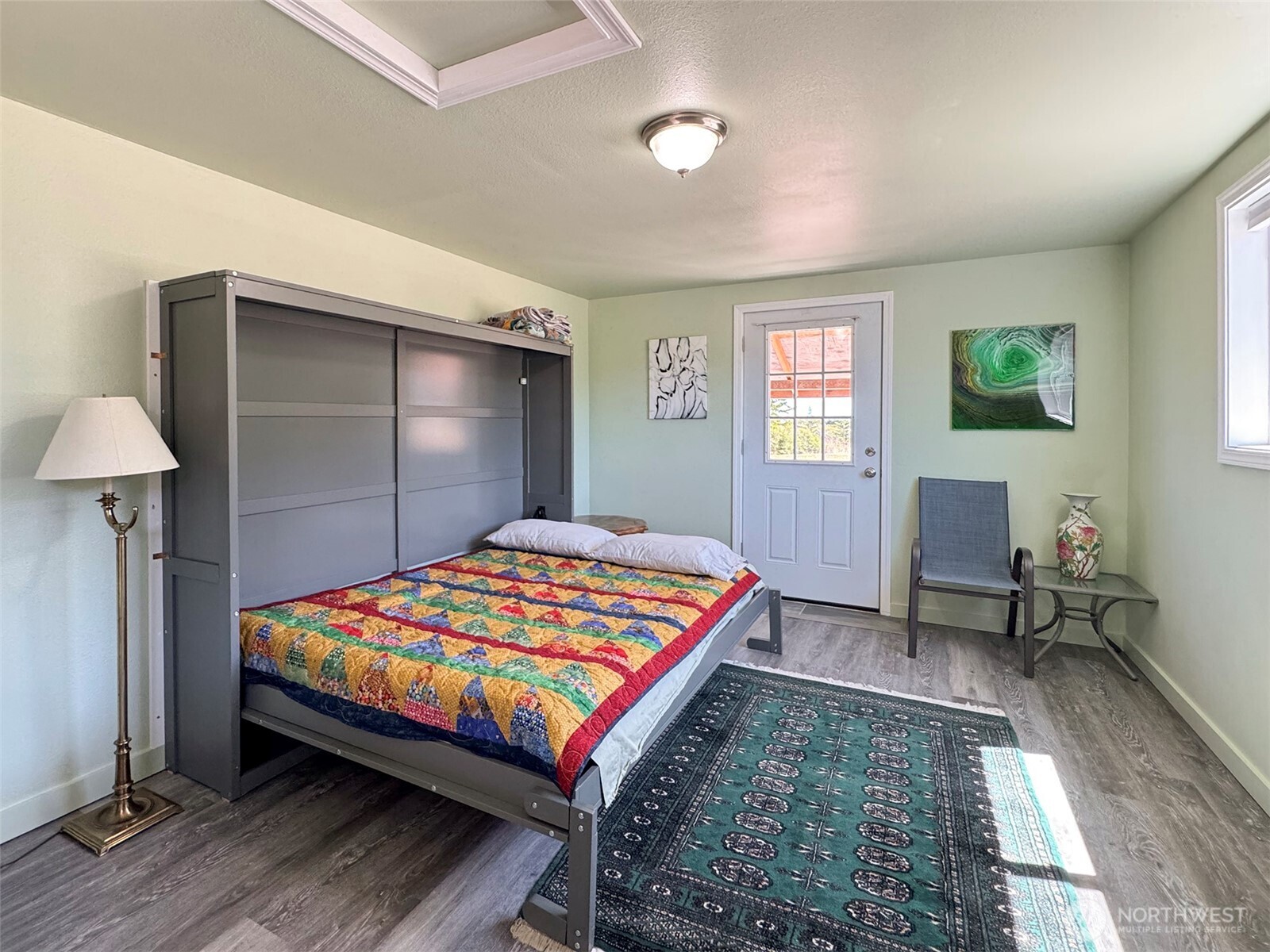 866 Jamestown Road Sequim, WA 98382 - Photo 31 of 40 a bedroom with a bed and a table