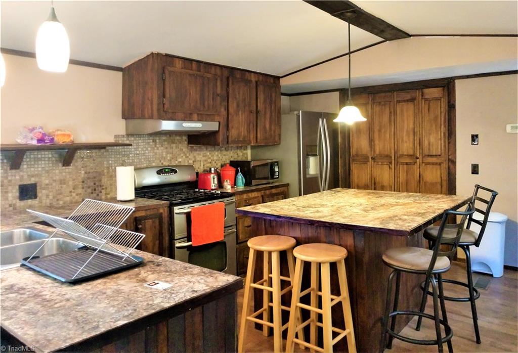 5712 Hayes Farm Road Seagrove, NC 27341 - Photo 5 of 16 Kitchen - Oversized Movable Island