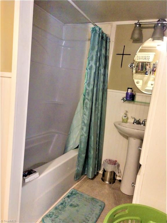 5712 Hayes Farm Road Seagrove, NC 27341 - Photo 10 of 16 Extra Bath w/ Tub/Shower Combo