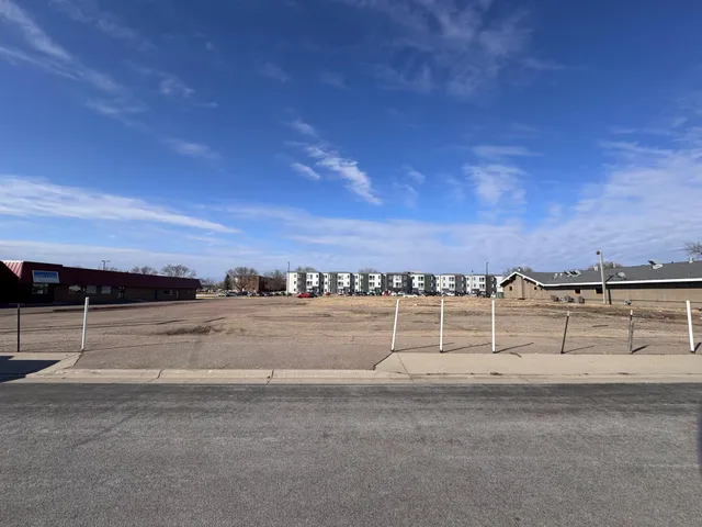 $300,000 | 1417 East College Drive, Marshall, MN 56258