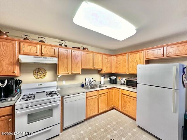 185 Liddle Avenue Edison, NJ 08837 - Photo 11 of 19 a kitchen with a sink a stove a refrigerator and cabinets