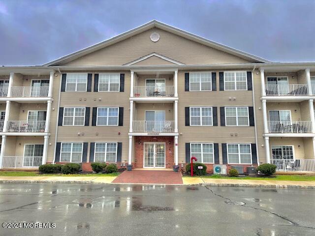185 Liddle Avenue Edison, NJ 08837 - Photo 2 of 19 a front view of a building with a garden