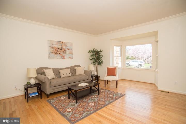 11600 Caplinger Road Silver Spring, MD 20904 - Photo 8 of 30 Living Room