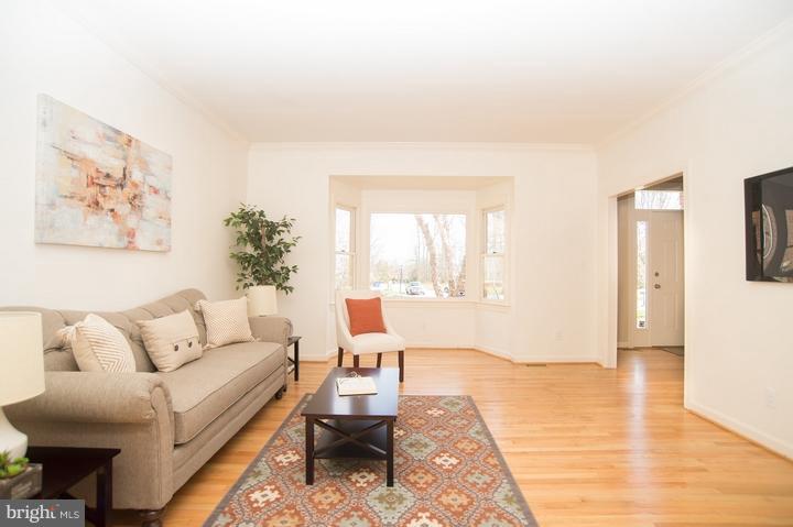 11600 Caplinger Road Silver Spring, MD 20904 - Photo 9 of 30 Living Room