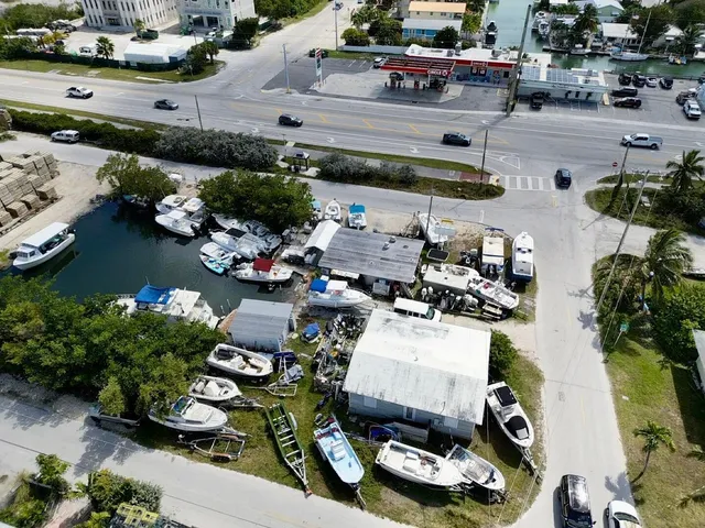 a picture of a table and chairs