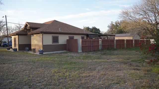 710 West Viggo Street Hebbronville, TX 78361 - Photo 2 of 27
