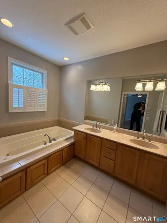 $3,800 | 104 Valley View Road, Manchester, CT 06040