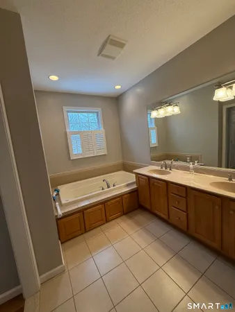 $3,800 | 104 Valley View Road, Manchester, CT 06040