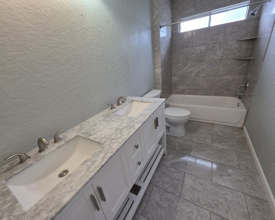129 Corral Court Angleton, TX 77515 - Photo 21 of 26 Bathroom 2