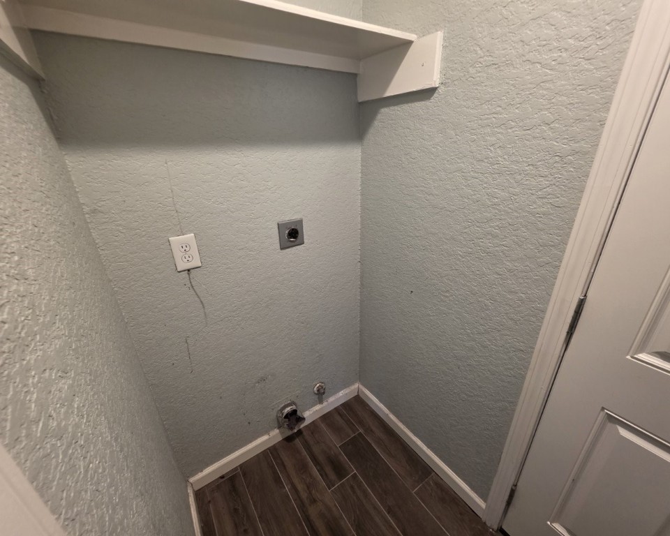 129 Corral Court Angleton, TX 77515 - Photo 23 of 26 Laundry dryer hook-up