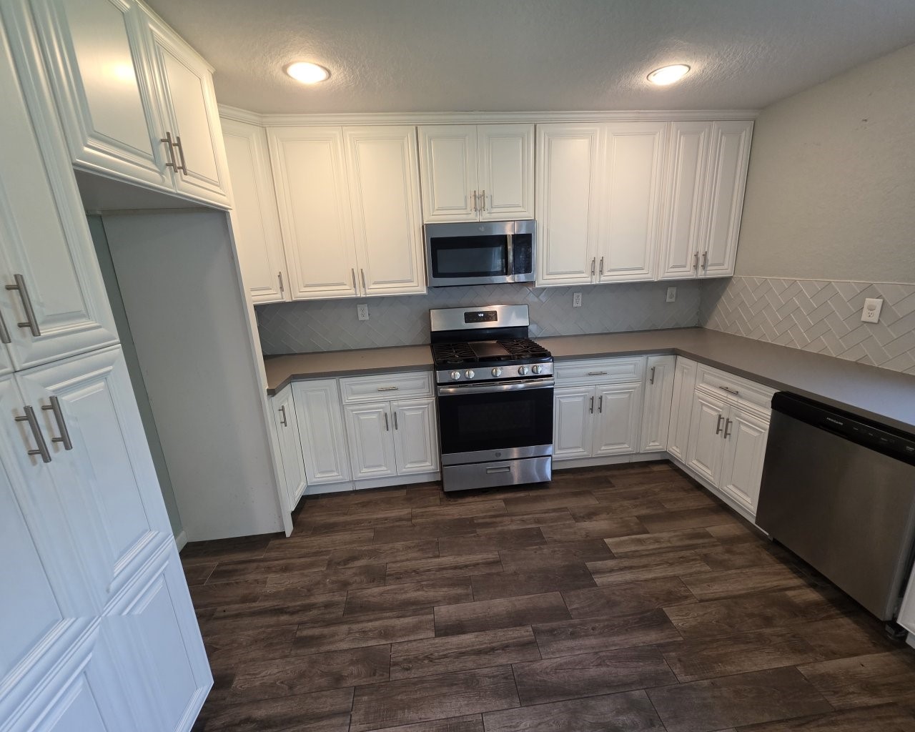 129 Corral Court Angleton, TX 77515 - Photo 4 of 26 Nice kitchen with stainless appliances