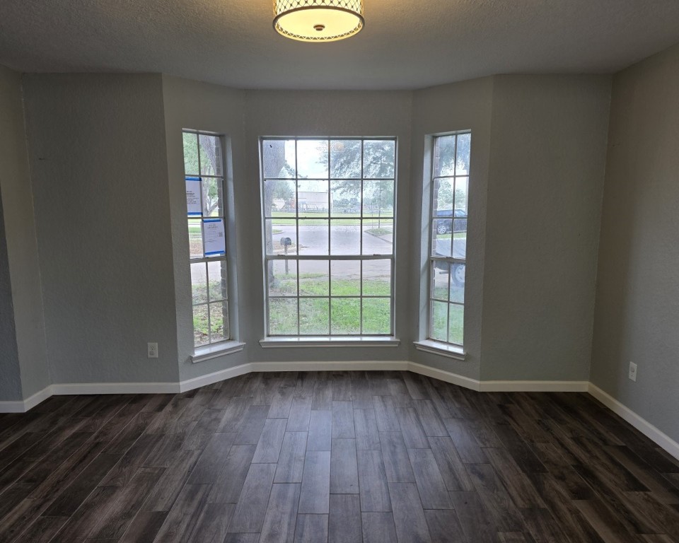 129 Corral Court Angleton, TX 77515 - Photo 9 of 26 Formal living