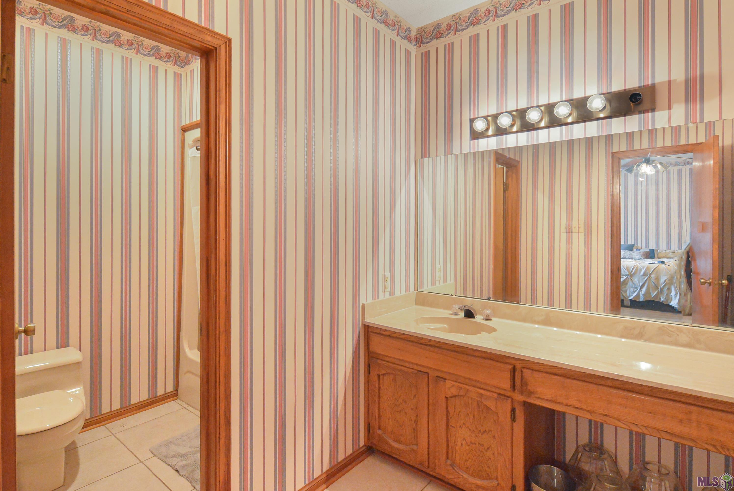 22460 Sutter Lane Zachary, LA 70791 - Photo 15 of 26 En-Suite Guest Bath