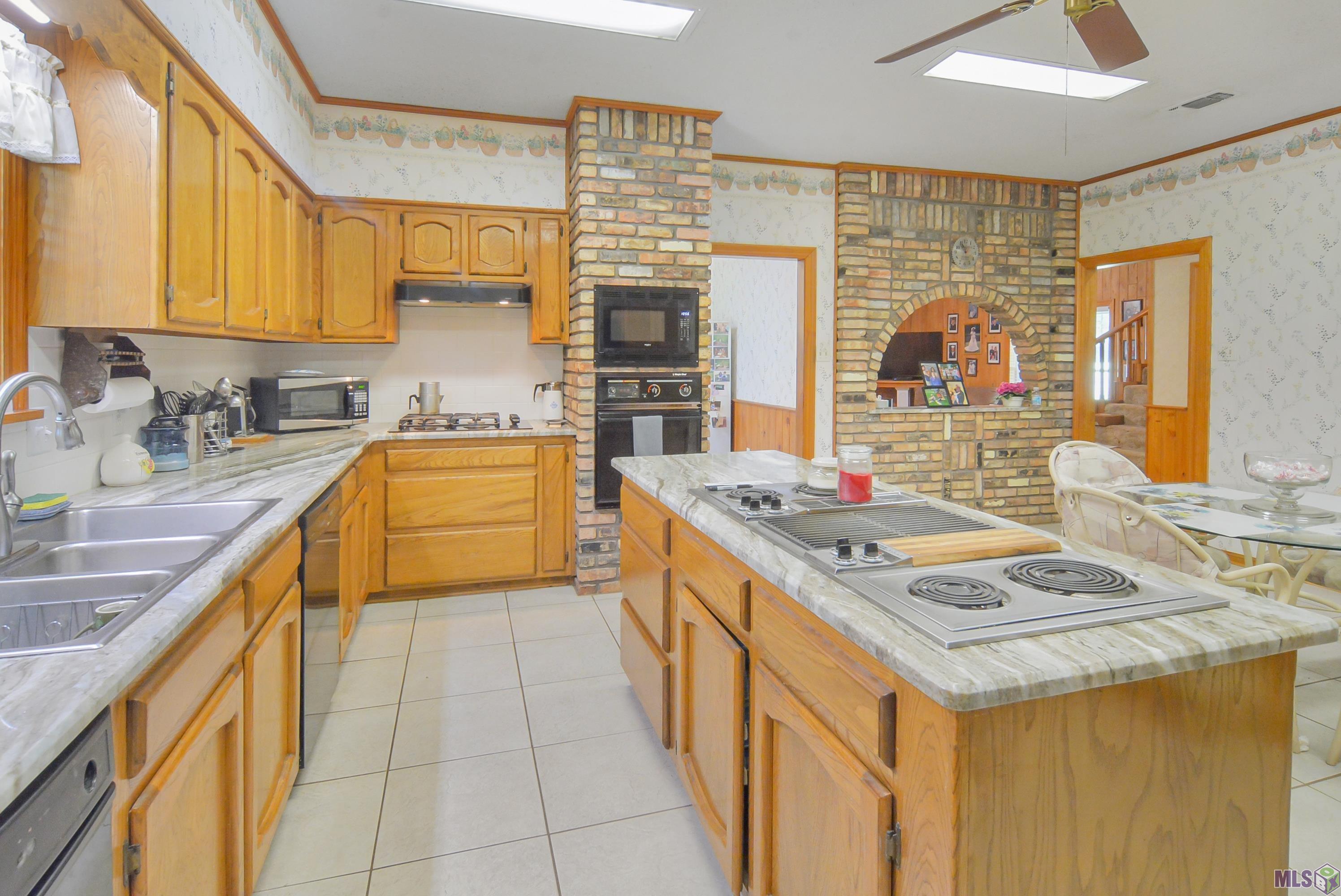 22460 Sutter Lane Zachary, LA 70791 - Photo 7 of 26 Kitchen