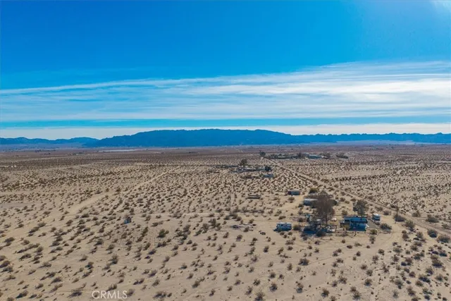 a view of a sky view