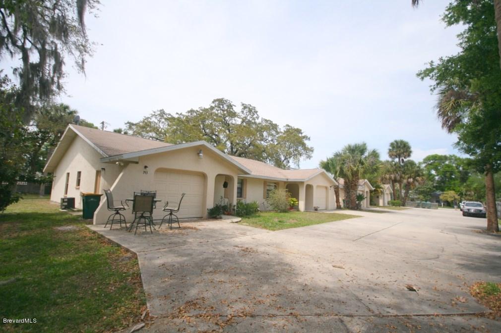 695 Young Street Melbourne, FL 32935 - Photo 4 of 28 IMG_1511_2_3_fused