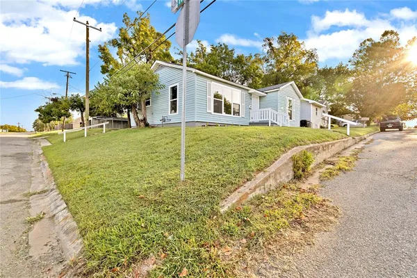 a view of a house with a yard