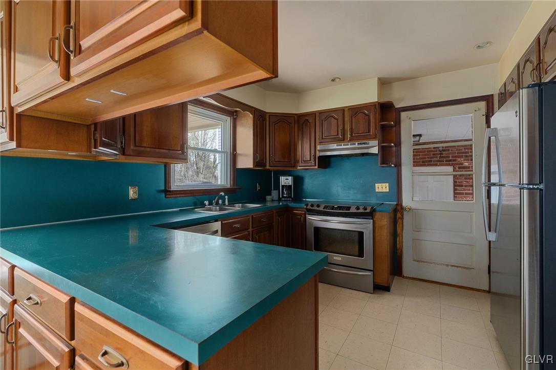 1675 Salem Road Quakertown, PA 18951 - Photo 20 of 34 a kitchen with stainless steel appliances granite countertop a sink a stove and a refrigerator