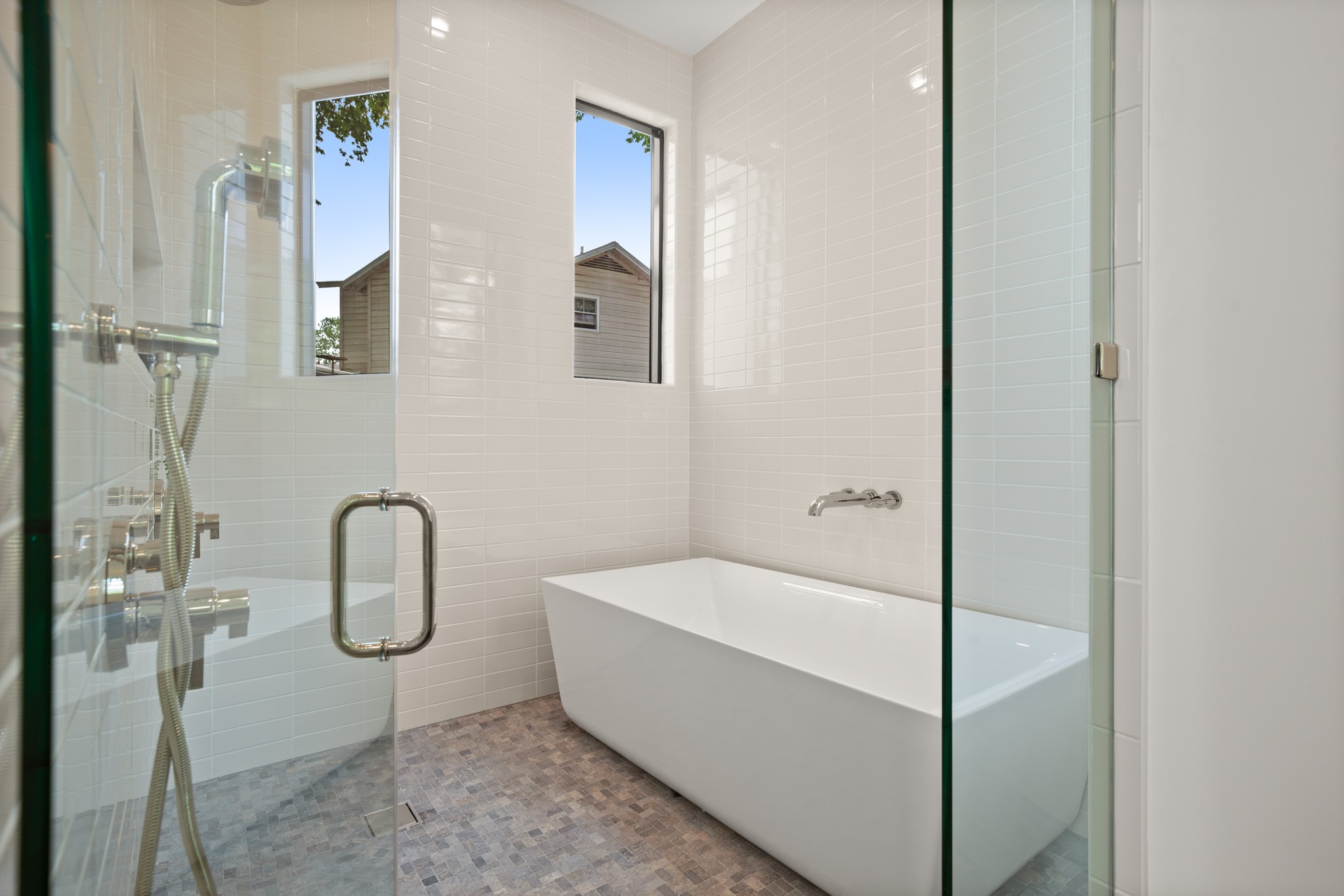 1805 Collier Street Austin, TX 78704 - Photo 18 of 40 a bathroom with a bathtub